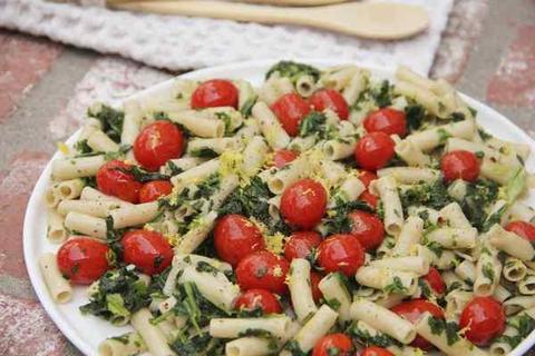 20 Minute Meal: Penne With Garlic Tomatoes, Lemon Zest and Spinach